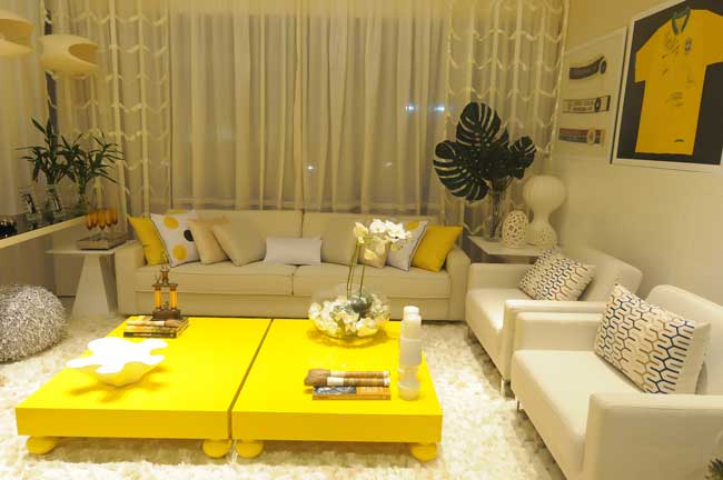 sala com decoração em amarelo