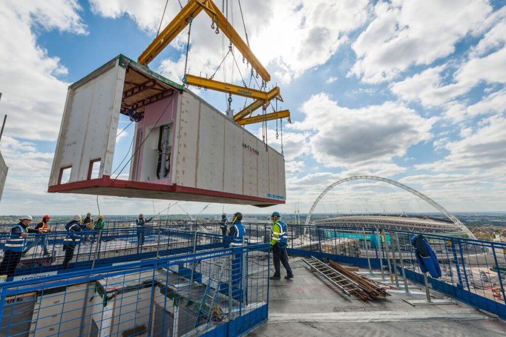 Construção modular: módulos pré-fabricados sendo montados rapidamente e com precisão